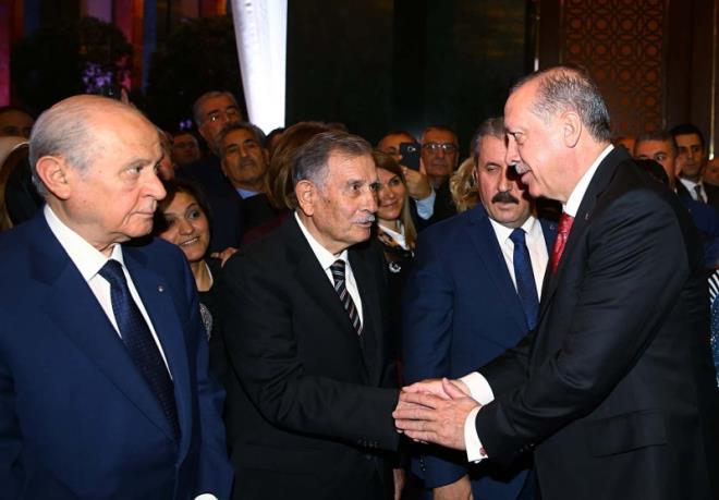 Erzincan'da 15 Kasm 1935'te dnyaya gelen Akbulut, babasnn PTT memuru olmas dolaysyla ilkokulu Eskiehir'de, ortaokulu Samsun'da, liseyi ise Erzincan'da okudu.