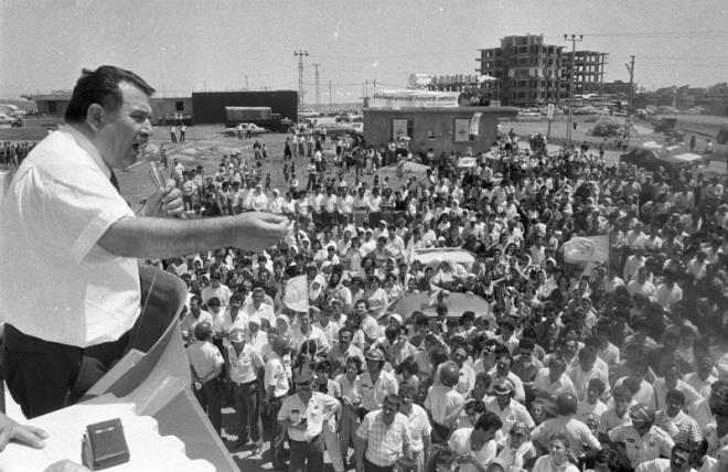 Eski Anayasa Mahkemesi yesi Samia Akbulut ile evli olan Akbulut 3 kz ocuu babasyd.