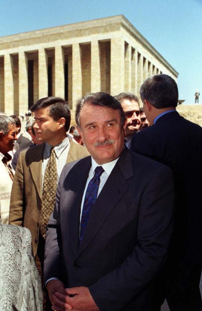 Turgut zal'n 1989'da Cumhurbakan seilmesinin ardndan ayn yl Akbulut'un Babakanlnda 47. Hkmet kuruldu.17 Kasm 1989'daki ANAP 1. Olaanst Kongresi'nde zal'dan boalan Genel Bakanlk koltuuna Akbulut oturdu.