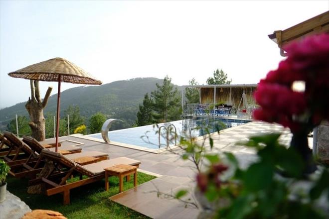 Daha salkl bir tatil imkan sunmak adna gerekli tedbirleri aldklarn vurgulayan Temrel, u bilgileri paylat:    "Geen yaz sfr vaka ile sper gvenlikli bir tatil dnemi geirdik. Bu kapsamda villalarmzn temizlii, dezenfeksiyon ilemleri, havuz bakm gibi konularda Bilim Kurulu ve Salk Bakanl'nn tavsiyelerini gz nnde bulundurarak dzenlemeler yaptk. Biyosidal antimikrobiyal yzey koruyucular ile villalar ve havuzlar tm virs, bakteri ve yosunlara kar kapladk. Villalara uzun sreli etkisi olan dezenfektanlar ekledik. Takm arkadalarmza eitimler verdik. Konaklama yapacak misafirlerin villa girii srasnda kimlik bilgileri ile birlikte Hayat Eve Sar (HES) kodunu beyan etmeleri gerekiyor"