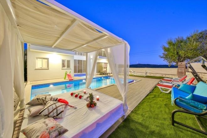 Temrel, Cumhurbakan Recep Tayyip Erdoan'n, 2020'yi "Patara Yl" olarak ilan etmesinin de etkisine dikkati ekti.    Hem bu kararn hem de Cumhurbakan Erdoan'n ei Emine Erdoan'n, Antalya'da evre ve ehircilik Bakanlnca dzenlenen Kaplumbaalar Koruma ve zleme Program'na katlp, "2020 Patara Yl" kapsamnda Patara Antik Kenti'ni ziyaret etmesinin, blgeye ynelik farkndalk oluturduunu syledi.