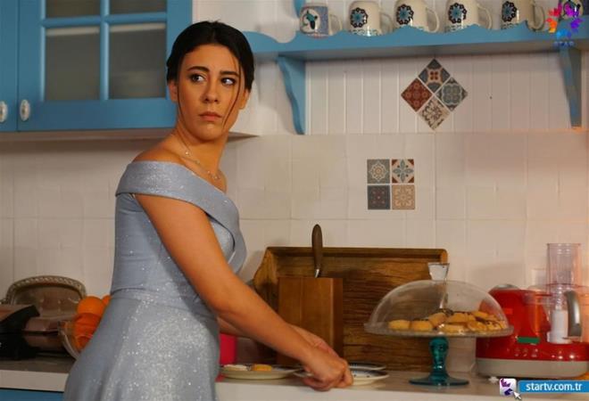 Yerine gelecek yeni dizi hazr: Sefirin Kz final iin gn sayarken yerine fragmanlar ile imdiden konuulan iddal bir dizi geliyor. Pazartesi akamlar yeni dizi  Kat Ev geliyor ekrana gelecek. Bir sonraki hafta ilk blm yaynyla ekranda olacak.