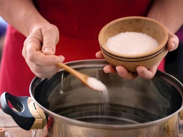 Daha az tuz tketin<br>  ou insan farkna varmadan ok fazla tuz tketir. nerilen gnlk tuz alm miktar, (zellikle yksek tansiyonu olanlar iin 1.500 mg'dan az olmak zere) 2.300 mg'dr. Sadece 1 ay ka tuz 2.300 mg sodyum ierir. En sevdiiniz yemeklere lezzet katmak iin tuzun tamam yerine baharat, sarmsak, ifal otlar ve dier baharatlar gibi tuz ikameleri kullanabilirsiniz.. Hipertansiyonunuz varsa, sodyumun gnde 1.500 mg ile snrlandrlmas kan basncnz 5 veya 6 mmHg drecektir.