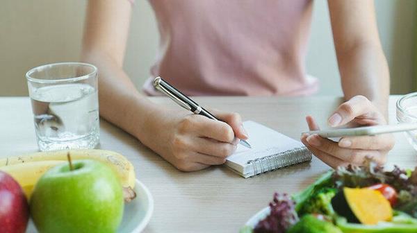 Salkl bir diyet program uygulayn<br>  Hipertansiyonu ynetmek, komplikasyon riskini azaltmak iin de nemlidir. Zira yksek tansiyonun yol at komplikasyonlar arasnda kalp hastal, fel ve kalp krizi gibi ciddi rahatszlklar yer alr. Yksek tansiyonun dmesi iin salkl beslenmek de ok nemlidir. Bu balamda bol bol taze sebze meyve, tam tahll gdalar ve balk gibi yasz proteinlerin tketilmesi nerilmektedir.