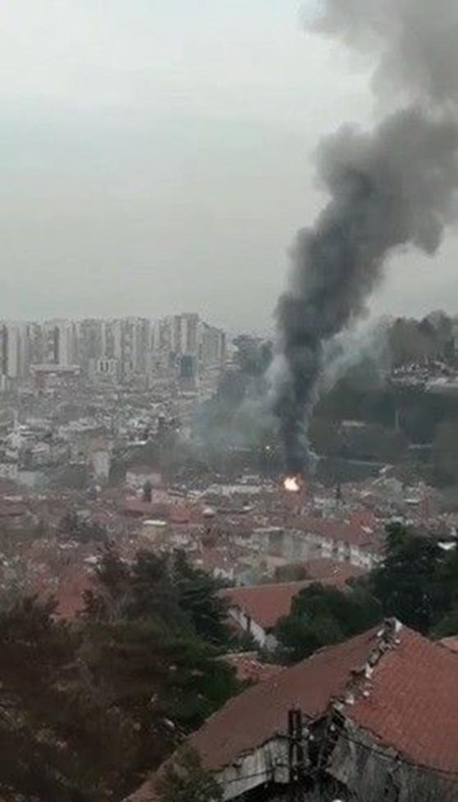 Kullanlmaz hale gelen tarihi konak itfaiye ekipleri tarafndan sndrld. Kle dnen konak sabah saatlerinde blgeye gelen belediye ekipleri tarafndan yklp blge temizlendi.