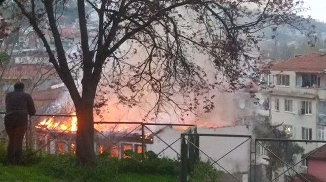 Ksa srede alev topuna dnen 3 katl tarihi konak konumu sebebiyle alev alev yanarken neredeyse Bursa?nn birok noktasndan grld.