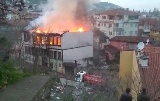 Bursa'nn Osmangazi ilesinde, ocak aynda A.C.?nin ve ailesinin yaad 200 yllk tarihi evde stcnn devrilmesi sonucunda yangn kt.    Olay yerine gelen ekipler vatandalar tahliye etti ancak kle dnen tarihi konak kullanlmaz hale geldi. Ayn gnn sabahnda da Osmangazi Belediyesi?nin ekipleri tarafndan yanan tarihi konak yklp blge temizlendi.