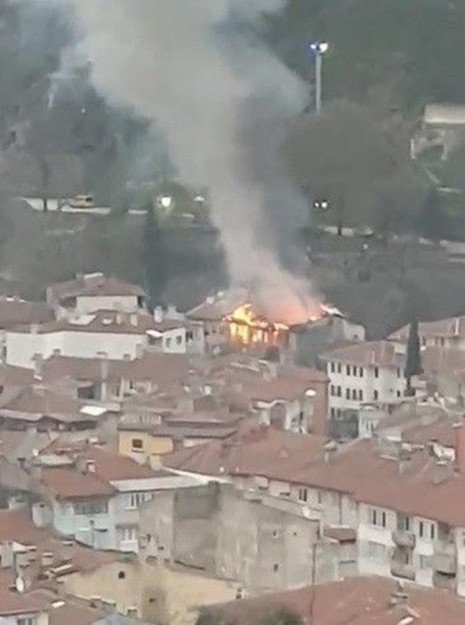 tfaiye ekipleri tinercilerin de urak yeri haline gelen blgedeki yangnlarn pheli olduu konusunda gr bildirdi.    Bu durum olayn sabotaj olma ihtimalini glendirirken, polis ekipleri de her iki yangnla alakal ok ynl tahkikat balatt.