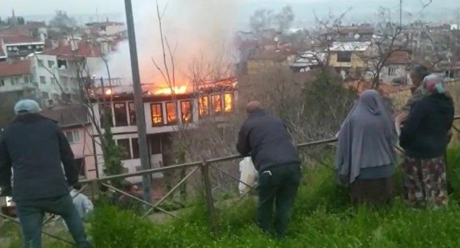 Dn akam tam iftar saatinde yine ayn mahalle ve ayn sokakta aralarnda ok az mesafe bulunan bir baka tarihi konakta da bilinmeyen bir sebeple yangn kt.