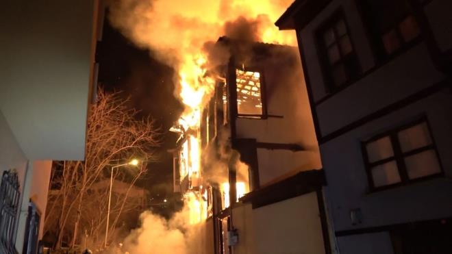 Tarihi yldz parknda toplanan bir ka vatanda 120 yllk konan yann film izler gibi izledi. ftar saatine denk gelen yangn iftar sofrasnda buluan ok sayda vatanda da sokaa dkt. Binann tarihi gemiini bilen yal kadnlar sokaa inip yangna mdahale etmek istedi.