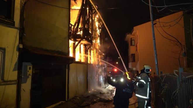 Bina sahibi dumandan etkilenirken, evinde besledii onlarca kedi ise itfaiye ekipleri tarafndan kurtarld.