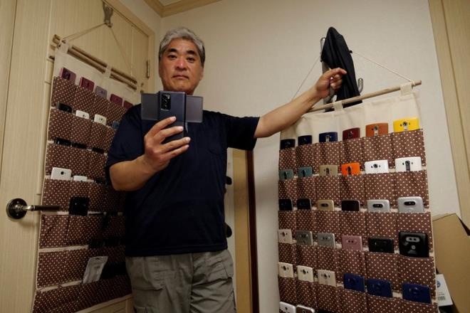 Evinde bir LG tamir atlyesi kuran Ryu Hyun-soo retim durduktan sonra bile LG kullanmaya devam edeceini syledi. irketler herhangi bir modeli retimden kaldrsalar bile halihazrdaki mterilerini madur etmemek iin yedek para ve servis desteine devam ediyorlar.