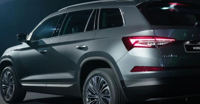 17 ile 20 in arasnda deien yeni jantlar, yeniden tasarlanan n ve arka tampon, yeni parlak siyah arka spoyler makyajlanan Kodiaq?n d grnmnde dikkat eken dier noktalar. Aracn arka tasarmnda ise spoyler zerinde yer alan nc stop lambas ve daha dar tasarlanan cam dinamik grnm artrm.