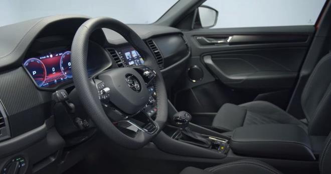 Perfore derili elektrikli ayarlanabilen havalandrmal ve masaj zellikli koltuklar ile vegan ve geri dntrlm malzemelerden yaplm yksek kaliteli koltuk klflarna sahip evreci Eco koltuklar opsiyonel olarak satn alnabilecek.