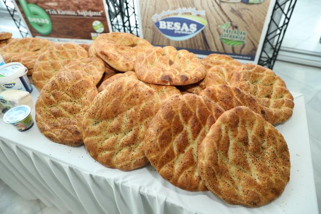 Bykehir Belediyemiz ile Bursa Bakkallar Odas arasnda bir protokol imzaland. Uygulamadan yararlanmak isteyen esnafmza Bakkallar Odas tarafndan gerekli duyurular yapld. Bakkal esnafmzn yelik ilemleri iin bizler gerekli uygulamay hazrladk. Uygulama ile bakkalmz kendisine gelen eki annda teyit ederek vatandamzn alveri yapmasn salayacak. Vatandalarmz isterlerse bu eklerle, bakkala olan nceki borlarn da kapatabilirler. Kart16, banka altyaps olan btn bakkallarda kullanlabiliyor? diye konutu.  Bakan Akta, Ramazan ay boyunca Sosyal Hizmetler Daire Bakanl araclyla her gn 20 bin adet miktarnca ekmek kuponu datlacan, vatandalarn bu kuponla diledii zaman BESA bayilerinden cretsiz ekmek alabileceklerini de szlerine ekledi.