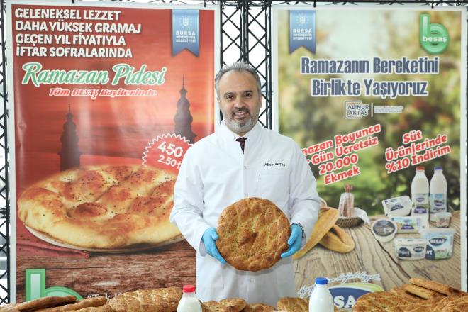 100 bin aileye Ramazan destei<br>  Bakan Akta, Bursa?da yaayan ve sosyal destee ihtiya duyan vatandalarn gda, giysi, temizlik malzemesi gibi temel ihtiyalarn karlanmasna ynelik getiimiz yl Temmuz aynda devreye aldklar Kart16 uygulamasndan halen 6 bin 30 ailenin yararlandn hatrlatt. Bu yl Ramazan aynda pandemi nedeniyle aevi hizmeti ve gda paketi datm planlamadklarn dile getiren Bakan Akta, ?Bunun yerine, bir yandan ihtiya sahiplerine destek olurken dier yandan bakkal esnafmzn da faydalanmasn salayacak Ramazan?a zel yeni bir projeyi hayata geiriyoruz. 20 Mays?a kadar srecek olan projemiz ile 100 bin ihtiya sahibi vatandamza ?Kart16 Ramazan Sosyal Destek eki? vereceiz. htiya sahibi vatandalarmz bu ekleri mahallelerindeki bakkallara verdiklerinde rahatlkla alveri yapabilecekler. Proje sonunda duyarl yardmseverlerimizin de katklaryla 5 milyon TL?lik bir alveri yaplm olacak. Tabiri caizse Ramazan?n bereketini bakkal amcamzla paylam olacaz. Bykehir Belediyemiz ile Bursa Bakkallar Odas arasnda bir protokol imzaland.