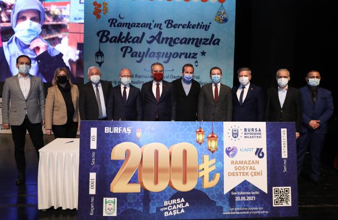200 bin aileye ulatk  <br>  Getiimiz yl Mart aynda Trkiye?de grlmeye balayan korona virs vakalar ile birlikte pandemiyle mcadele kapsamnda nemli almalara imza attklarn belirten Bursa Bykehir Belediye Bakan Alinur Akta, zellikle ihtiya sahiplerini sosyal desteklerle hibir zaman yalnz brakmadklarn syledi. Bakan Akta, bu srete 140 bin adet gda paketi, 900 bin adet BESA ekmek, 30 bin 500 adet pazar filesi, 31 bin adet temizlik paketi, 72 bin adet scak yemek hizmeti, okullarda datlmak zere 10 bin adet hijyen kiti, karantina altnda bulunan kiilere ynelik 6500 adet C vitamini destek paketi datldn kaydetti. Salk alanlarna, emniyet ve jandarma mensuplarna, huzurevleri ve bakm merkezlerine 46 bin adet C vitamini taba datm yapldn ifade eden Bakan Akta, uzaktan eitime destek hizmetleri kapsamnda niversite rencilerine dizst bilgisayar destei de verildiini, bu srete Bykehir Belediyesi olarak 200 bin aileye ulatklarn aklad.