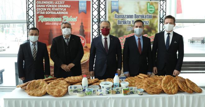 Pandemi ile mcadele tedbirleri kapsamnda 11 ayn sultan Ramazan, bu yl da geleneksel ramazan elencelerinden mahrum gese de Bursa Bykehir Belediyesi getiimiz yl olduu gibi bu yl da paylama ve dayanmay n plana karacak sosyal destek paketi devreye ald. Ramazan?n manevi iklimine yarar ekilde iftar ve sahur programlar, teravih bulumalar gibi etkinliklerin hayata geirilemeyecei bu Ramazan?da da sosyal desteklerle gnller bir oluyor.