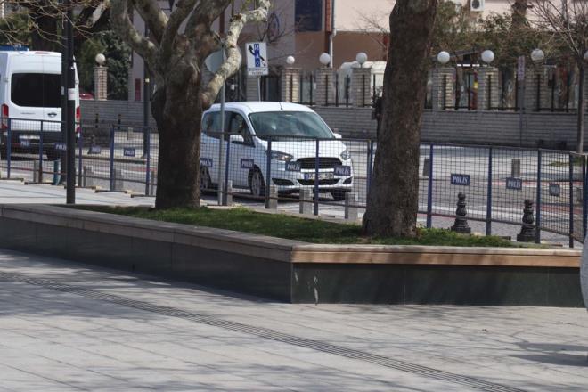 Polis ekipleri, yasaktan haberi olmayp kordon boyunda yryen vatandalar da bilgilendirdi.