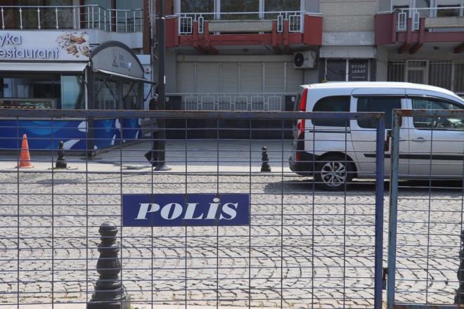 Kaplara bilgilendirici afi asld. Kordon boyuna da polis bariyerleri dizilerek vatandalarn girii nlendi.