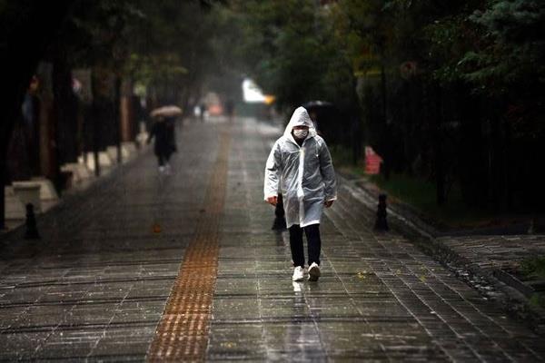 Bat Karadeniz:Paral ve ok bulutlu, blge genelinin aralkl saanak, yer yer gk grltl saanak yal geecei tahmin ediliyor.