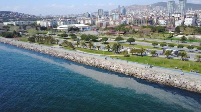 Sahili saran ve dibe ��kt���nde deniz canl�lar� i�in b�y�k tehlike olu�turan deniz salyas� havadan da g�r�nt�lendi.