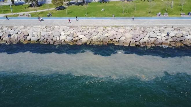 Arkada�lar� ile birlikte sahilde gezen Hakan Akba� ise, "Kayna��n� bilmiyorum ama �ok pis duruyor. �lerlerde �ok fena kanalizasyon kokusu geliyor ve nefes almakta g��l�k �ektim. Haftada bir sahili kullan�yorum, o zaman da temiz g�rmek isterim" dedi.