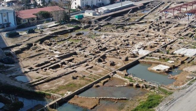 Osmanl, Bizans, Helenistik ve Klasik dnemlere ait birbirinden farkl tarihi yaplar ierisinde barndran alanda yaplan kaz almalar, Anadolu'nun kkl tarihine k tutuyor.