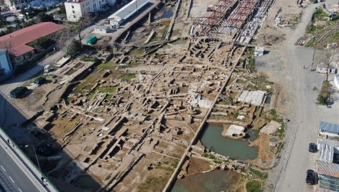 Ayrca, kazda MS 5. yzylda Azize Bassa adna ina edilen bir kilisenin kalntlar da bulundu. Azize Bassa Kilisesi'nin (Sainte Bassa Kilisesi) ierisinde yer alan bir alanda 28 insana ait iskeletler arkeologlarn kk fralar ve ince ulu aletlerle yaptklar titiz almalar sonucu ortaya karld.