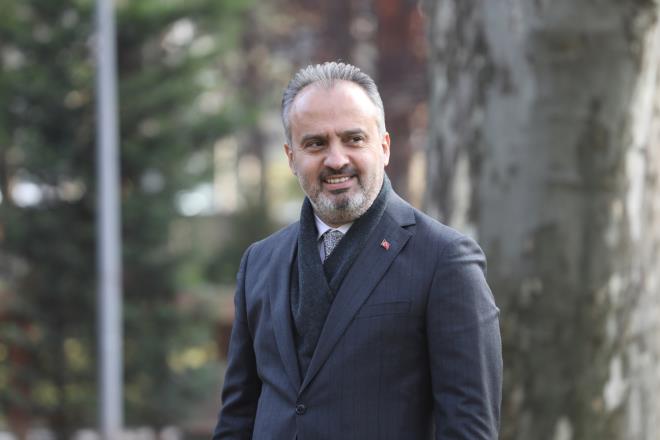 Yeniden ?yeil? Bursa<br>  Bursa Bykehir Belediye Bakan Alinur Akta, kendilerine hedef olarak belirledikleri 6 ana konu balndan birinin de ?yeil Bursa? olduunu belirterek, bu hedefe kararl admlarla ilerlediklerini syledi. evre ve ehircilik Bakanl ibirliinde yaplan ekirge Teras, Doanbey ve Gkdere Millet Bahesi projelerinin hzla ilerlediini hatrlatan Bakan Akta, ?Dier taraftan Bykehir Belediyesi olarak biz de yeil iin tm snrlarmz zorluyoruz. Yldrm?a kazandrdmz 225 dnmlk Vakf Kent Park, yine almalarn tamamladmz Balaralt Park, pandemi srecine ramen vatandalarn bir araya gelip rahat nefes aldklar alanlar oldu. Yaklak 600 dnmlk alanda hayata geireceimiz bu proje de Bursa?nn en ayrcalkl yeil alan projelerinden biri olacak. imdiden hayrl olsun? dedi.