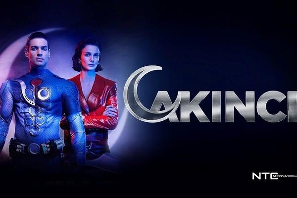 Tm bunlar yaanrken Aknc, bir yandan lkesini korumaya alacak, bir yandan babasnn intikam iin mcadele edecek, bir yandan da imknsz bir aka yelken aacaktr.