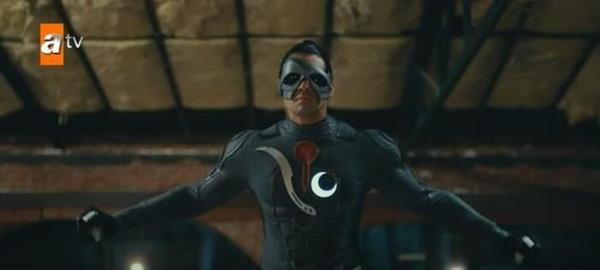 Aknc dizisi: Fatih yakkl ve drst olan idealist bir Tarih retmenidir. niversiteden mezun olduu gn, karsna babasnn grev arkada olduunu syleyen Orhan km ve Fatih'e hi bilmedii aile tarihiyle ilgili gerekleri aklamtr; Fatih'in babas Osmanl soyundan gelen bir 'Aknc Beyi'dir ve bir suikast giriimi sonucunda ehit edilmitir.