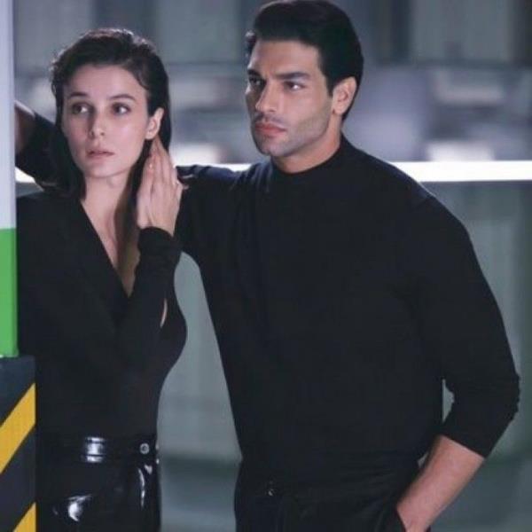 Aknc'nn operasyonlarndan byk zarar gren karanlk gler, onun ortadan kaldrlmas iin harekete geerler. Bu srada emniyet gleri de byk bir halk desteine sahip olan ve tek bana adaleti salamaya alan Aknc'nn peindedir. Nergis, yllardr Aknc'nn gerek kimliini ortaya karmaya alan baarl bir gazetecidir. Aknc; bir grevde karsna kan Nergis'in hayatn kurtarr.