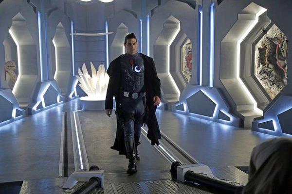 Bu srete, Nergis'le gitgide yaknlaan Fatih'in bilmedii bir ey vardr; lke apndaki tm bu ktlklerin sorumlularndan biri de Nergis'in babas Cevdet'tir.