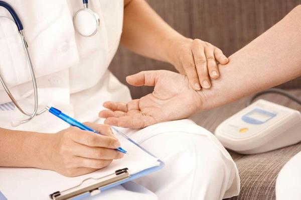 Kalp arpntsna ne iyi gelir? <br>  Nedeni bulunamayan kalp arpntsn kontrol altna almak iin tbbi yardm art olsa da, evde yaplabilecek baz uygulamalar da arpnty durdurmaya yardmc olabilir.    *Stres bir kiinin sal zerinde birok kt etkiye sebep olabilir. Kalp arpntlarna neden olabilir veya mevcut arpnty daha kt hale getirebilir.