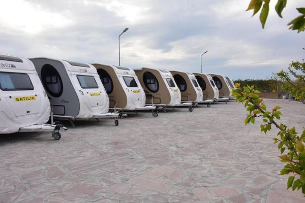 Ylmaz, "Karavanlarmz kendi elektriini retiyor. 100 litre temiz su deposu var. Dikkatli kullanlmas halinde bir aileye yetiyor. Du, tuvalet, ortam stc, su stc her ey var karavanda." ifadelerini kulland.