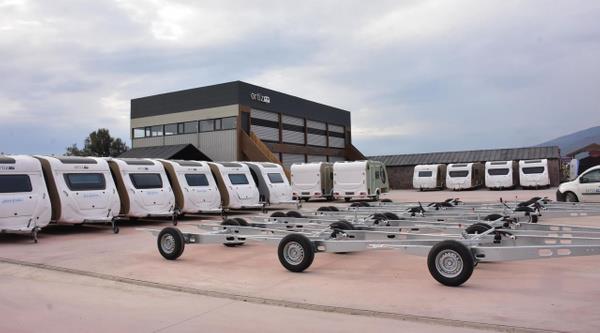 Karavann zgrlk olduunu syleyen Ylmaz, " Geri dnlerle ok mutlu oluyoruz. ok ksa zamanda alyorlar. Karavanclk; zgrlk, doayla ba baa kalmak demek" diye konutu.