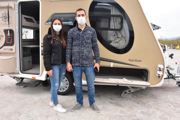 Fiyatlar ne kadar?<br>    Fiyatlarla ilgili bilgi veren retici Murat Ylmaz, " Bizim rnlerimiz KDV dahil 103 bin 900 liradan balyor. 70-75 bin liradan balayp 150 bin liraya kadar karavan reten firmalar bulunuyor. Pandemiyle birlikte talepte yzde 300 art var. nsanlar bata yapabilir miyiz, yapamaz myz; diyerek tedirginlik yayorlar ama sonra bize ok gzel aile fotoraflar gnderiyorlar." diye konutu.