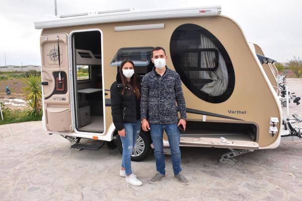 "nsanlardan uzak kalarak kendimizi soyutlamak istiyoruz"  <br>  1 hafta nce evlendiini belirten mzik retmeni Dilara ncereis Yaln (25) ise "Otellere tatile pek gidemiyoruz. Kendi yaam alanmzn olaca, tuvaletimizin ve duumuzun bulunduu hijyenik tatil iin yapmak istiyoruz. Biraz da bakir noktalarda kalmak istiyoruz. nsanlardan uzak kalarak kendimizi soyutlamak istiyoruz. Bunun iin karavana yneldik" dedi.