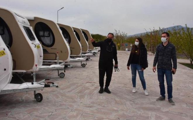 Covid-19 salgn, tatil tercihlerinin deimesine neden olurken, karavana ilgi artt. zole ortamda tatil yapmak isteyenler, kalabalktan uzak ve doayla i ie olmak amacyla karavana yneldi. reticiler, pandemi dneminde satlarn yzde 300 arttn syledi.