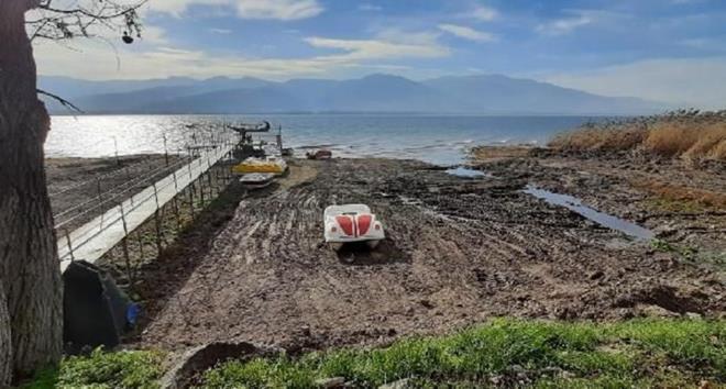 Glde sularn yaklak 50 metre ekilmesiyle rhtmlar ortada kald.