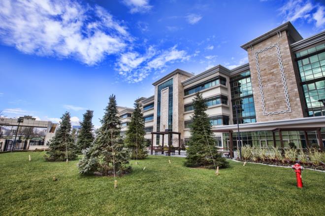 En yksek skor<br>  ?Yeil Bina Sertifikas? sreci evre Koruma ve Kontrol Dairesi Bakanl koordinatrlnde yrtlrken, binann ?Yeil Bina Standartlarna? uygun hale getirilmesi iin yaplan almalar, yap performans ve bina ynetimi olmak zere iki ana balkta deerlendirildi. Yeni hizmet binas, sre boyunca salk ve konfor, enerji, ulam, su, malzeme, atk, arazi kullanm, ekoloji, kirlilik, yenilikilik konu balklar altnda ok sk bir denetime tabi tutuldu. Bursa Bykehir Belediyesi Yeni Hizmet Binas, her iki blmde ald puan ile Trkiye?de her iki alanda en yksek skoru alarak ?BREEAM Excellent? sertifikasna hak kazand.