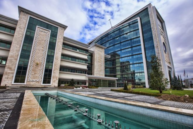 evre iin tasarruf<br>  BREEAM sertifikas kapsamnda enerji ve su tketiminde tasarruf salanmas ncelikli olarak deerlendirildi. Istma, soutma ve havalandrma sistemlerinde yksek enerji verimliliine sahip cihazlar seilerek enerji tketiminde byk lde tasarruf elde edildi. Bina i aydnlatmasnda, alma ortamlarnda grsel konforun en st seviyede salanmas iin enerji verimlilii yksek armatrler tercih edildi. Enerji tketimlerinin aylk olarak dzenli takibi ile yllk tasarruf hedefleri belirlendi. Ayrca, dk su tketimine sahip; WC, lavabo bataryalar, pisuarlar ve dular kullanlarak su tketimi azaltld. Su sistemlerinin bakm ile ilgili olarak etkin bakm stratejisi hazrland. Bursa Bykehir Belediyesi yeni hizmet binasnda, 2030 ylna kadar benzerlerine gre yzde 15 daha fazla su ve enerji tasarrufu salanmas hedefleniyor.