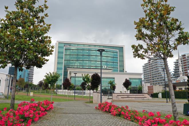 nceliimiz evre<br>  Bursa Bykehir Belediye Bakan Alinur Akta sertifikalandrma srecinde, personele salkl ve konforlu bir alma ortam sunulmasndan i ve d aydnlatmalarn standardizasyonuna, engelli vatandalarn hizmete kolay eriiminden toplu tama ana olan mesafeye kadar pek ok kriterin deerlendirdiini syledi. Sertifikasyon srecinin baaryla tamamlandn kaydeden Bakan Akta, ?Bundan sonraki hedefimiz, binann yap kullanm mr boyunca evre ve doal kaynaklara verecei tahribat minimuma indirmek, enerji performansn en st seviyeye kararak enerji giderlerini ve karbon emisyonlarn drmek. Bunun yannda verimli ve geri dntrlm su kullanm ile doal su kaynaklarn korumak, geri dntrlebilir atklarn ayr depolanmas ile p sahalarnn ykn azaltmak, bina kullanclarna salkl ve konforlu bir alma ortam yaratarak, yap evresindeki doal habitat ve yeralt su kaynaklarn korumak da nceliklerimiz arasnda olacak? dedi.