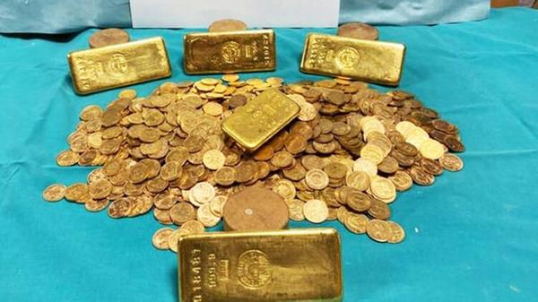 "Bir raftaki eyalarn arkasnda kle altnlarla dolu  kavanoz duruyordu. artcyd. imdiye kadar hibirimizin eline altndan bir para gememiti. Kle altnlar sadece fotoraflarda grmtm. Byk olacaklarn sanmtm. Ancak bunlar kkt. 1 kilogram arlndayd ve bir sigara paketi kadard."