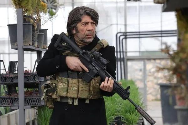 Terristlerin hain planlarn nlemek iin teslim olan Serdar, Zehra ve Hulki, lmle burun burunayd. Blgede terristlerin gznn nnde gazeteci olarak bulunan Pnar ve Hakk da oraya geldiler.