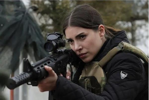 Yaymland ilk gnden beri reytingleri elinde tutmay baaran Tekilat dizisi, dn akam yeni blmyle yaymland. TRT1 kanalnn yzn gldren dizide dn akam heyecan yine zirvede seyretti. Temponun bir an olsun dmedii dizide Serdar, Zehra ve Hulki, canlarn ortaya koydu.