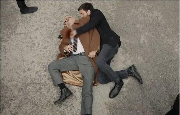 nl oyuncu Mesut Akusta'nn canlandrd Mete Bakan yeni blmde hastanede lm kalm sava veriyor. Akusta'nn diziden ayrlaca iddialar da Tekilat'n final sahnesinin ardndan dilden dile yayld.