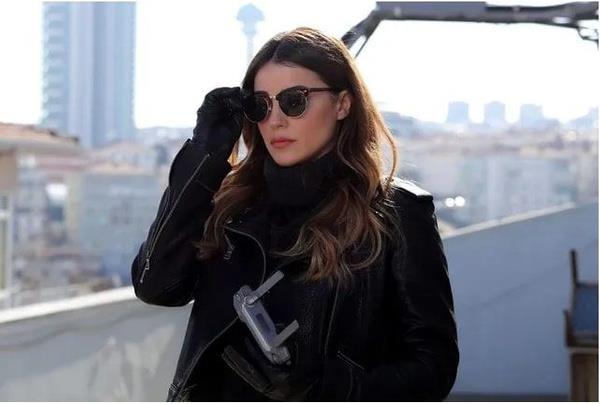 Fadi?nin baarszl irket?te byk bir rahatszlk yaratt. irket?in ald kararla keye skan Fadi, kendini kantlamak iin son bir ans istedi.