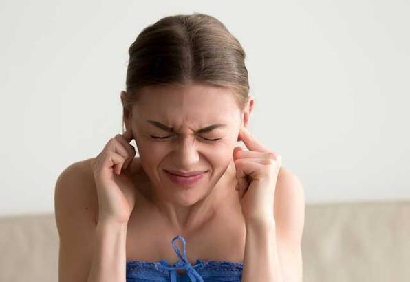 Kulağa su kaçması, bir veya iki kulağı etkileyebilir ve işitme duyusunda azalmaya neden olur. Görülebilen belirtilerden bazılarının şu şekilde sıralanabilir:  <br>  -Kulakta dolgunluk ve rahatsızlık hissi  -Çene kemiğine kadar uzanan gıdıklanma hissi  -Kulak çınlaması